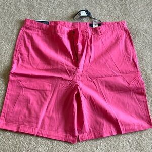 Vineyard vines pink khaki shorts. Size 42 never worn. Still has tag.